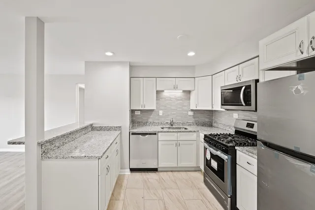 $2,000 | 8440 West 95th Street, Unit 12, Hickory Hills, IL 60457