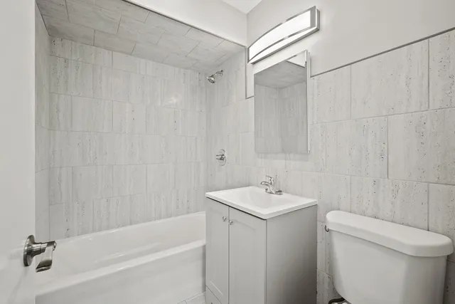 $2,000 | 8440 West 95th Street, Unit 12, Hickory Hills, IL 60457