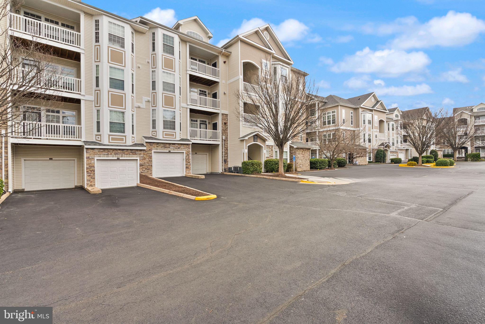 508 Sunset View Terrace Southeast, Unit 306 Leesburg, VA 20175 - Photo 3 of 37