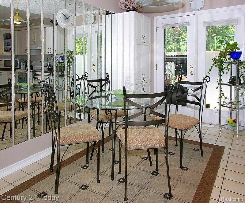3132 Summers Road, Unit 10 Keego Harbor, MI 48320 - Photo 5 of 15 breakfast nook
