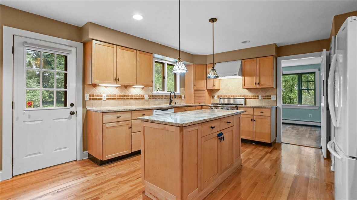 25 Strathmore Road Cranston, RI 02905 - Photo 8 of 50 Gallery Image 8