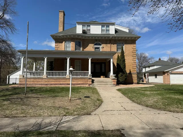 $950,000 | 215 South 5th Street, Montevideo, MN 56265