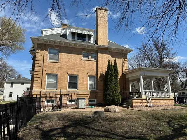 $950,000 | 215 South 5th Street, Montevideo, MN 56265