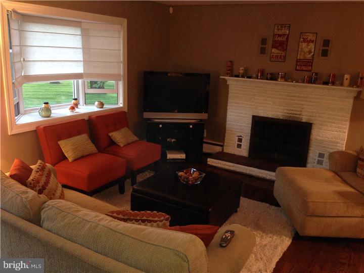 329 Chapel Heights Road Sewell, NJ 08080 - Photo 3 of 25 Living Room