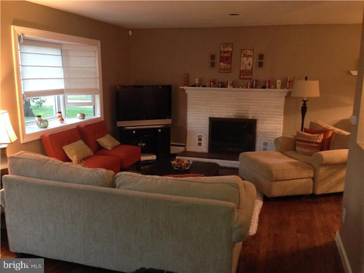 329 Chapel Heights Road Sewell, NJ 08080 - Photo 4 of 25 Living Room