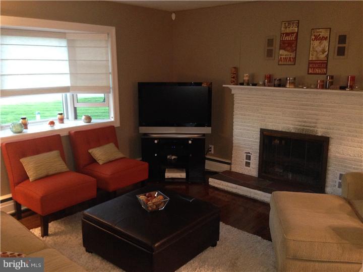 329 Chapel Heights Road Sewell, NJ 08080 - Photo 5 of 25 Living Room