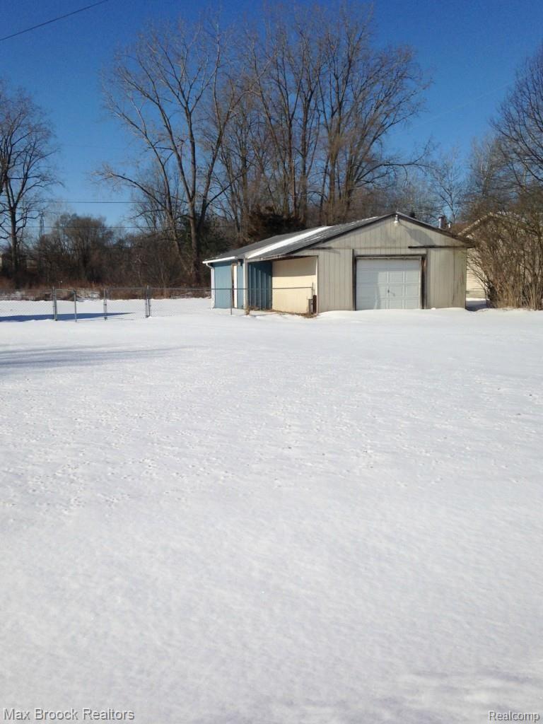 14090 Lenmoore Road Belleville, MI 48111 - Photo 8 of 23 Large garage with workshop
