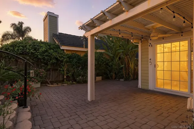 a view of a house with backyard and garden