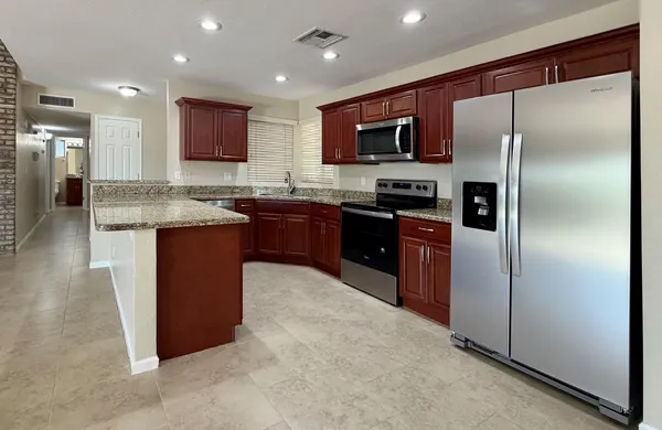 $2,195 | 113 West Wagoner Road, Phoenix, AZ 85023