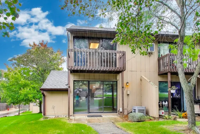 a view of front of a house with a yard