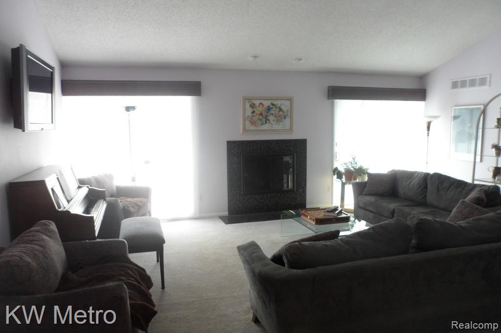 5640 Ridgewood Road, Unit 28 West Bloomfield, MI 48322 - Photo 7 of 39 GREAT ROOM I