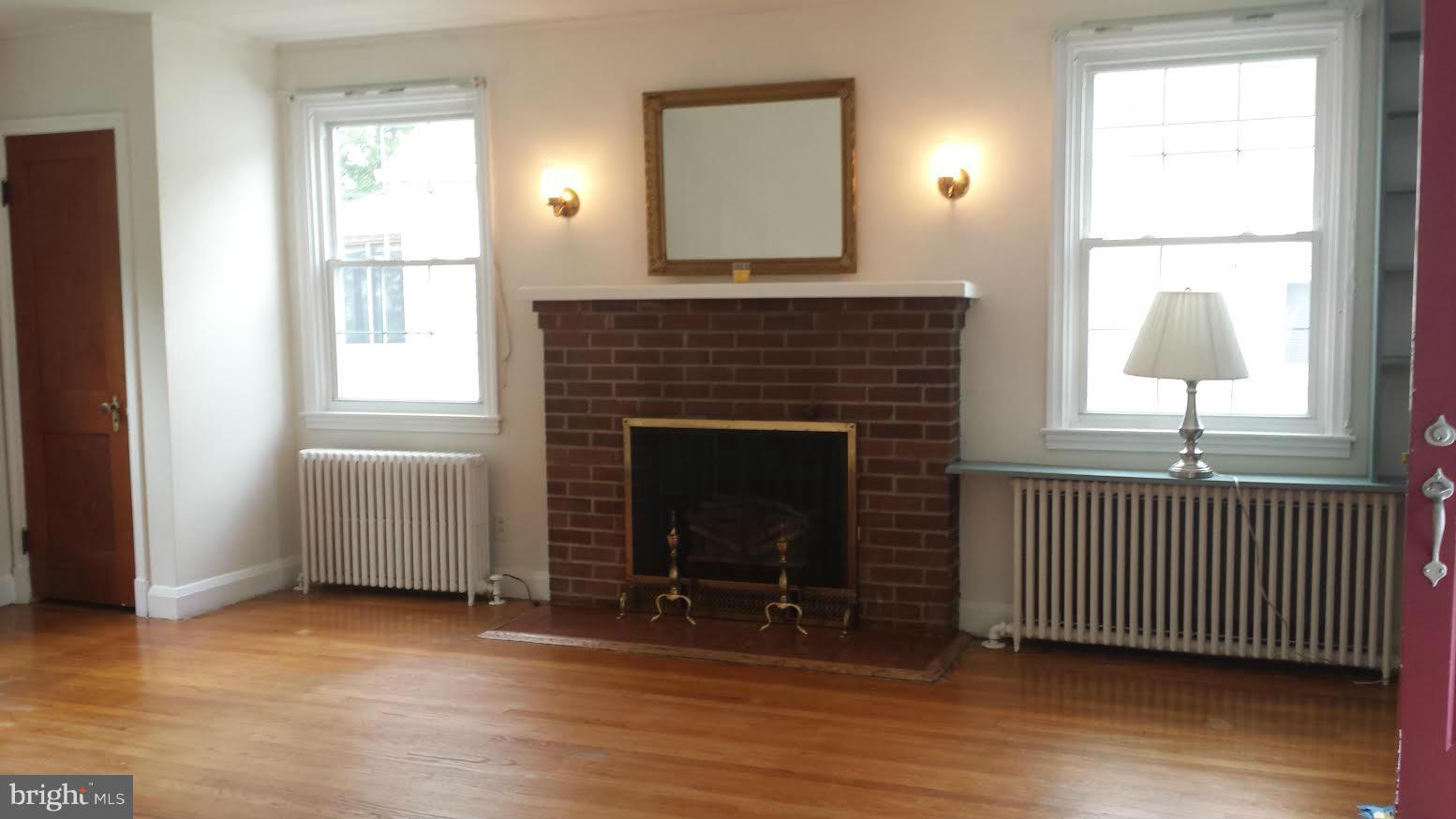 3041 Parktowne Road Baltimore, MD 21234 - Photo 11 of 19 Living Room