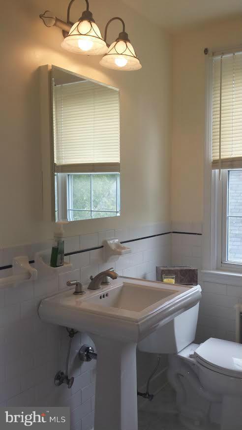 3041 Parktowne Road Baltimore, MD 21234 - Photo 9 of 19 Bath