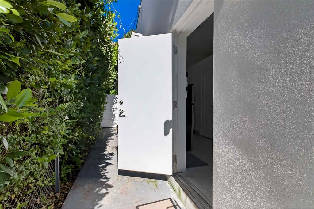 2733 Southwest 15th Street Miami, FL 33145 - Photo 27 of 32 Private entrance in law