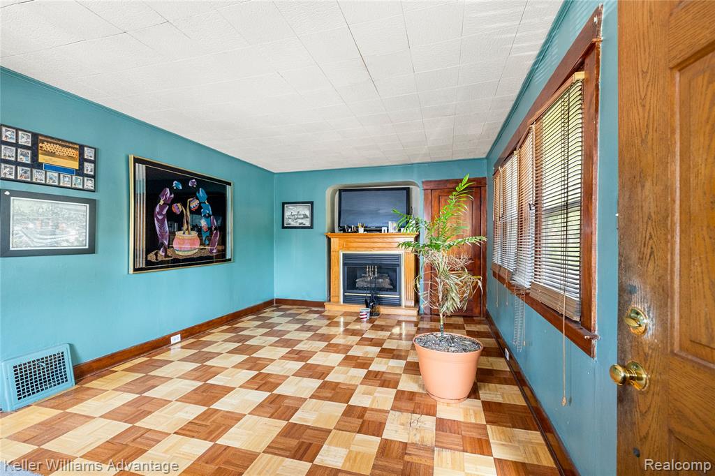 1449 Wayburn Street Grosse Pointe Park, MI 48230 - Photo 5 of 19