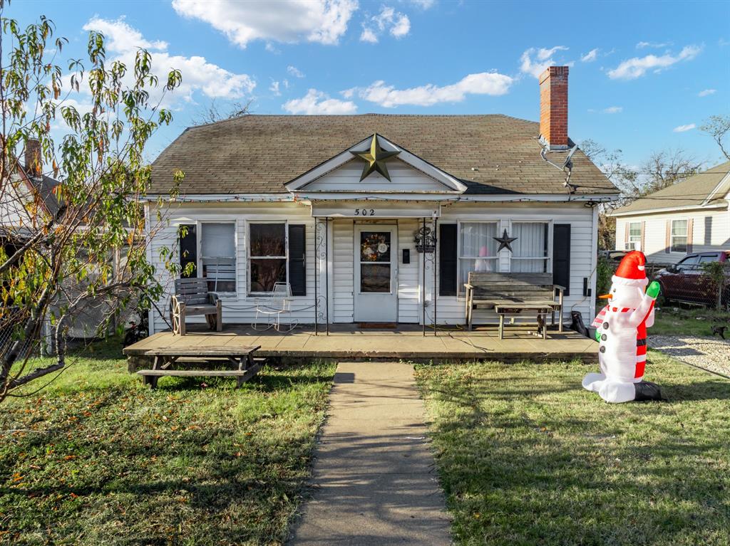 502 North 23rd Street Waco, TX 76707 - Photo 3 of 19 a view of a house with swimming pool
