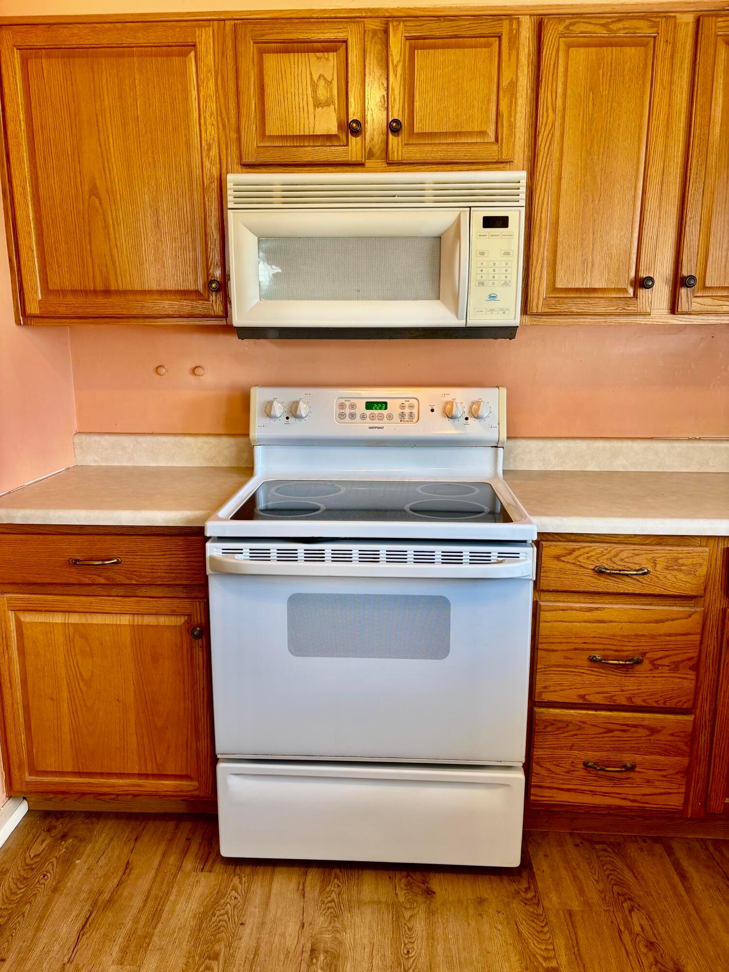313 Danhurst Road Columbus, OH 43228 - Photo 11 of 27 electric range with microwave