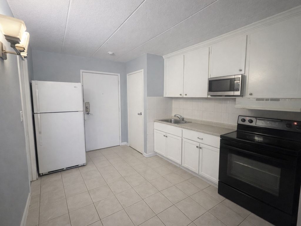 126 Beaver Street, Unit 56 Framingham, MA 01702 - Photo 5 of 8 a kitchen with a refrigerator stove and microwave