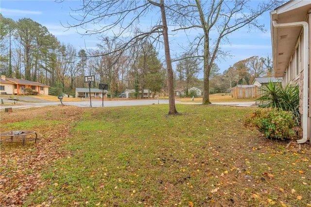 a view of a yard with a house