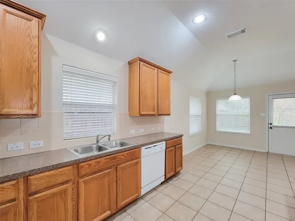 $2,250 | 6806 Haley Court, Pearland, TX 77584