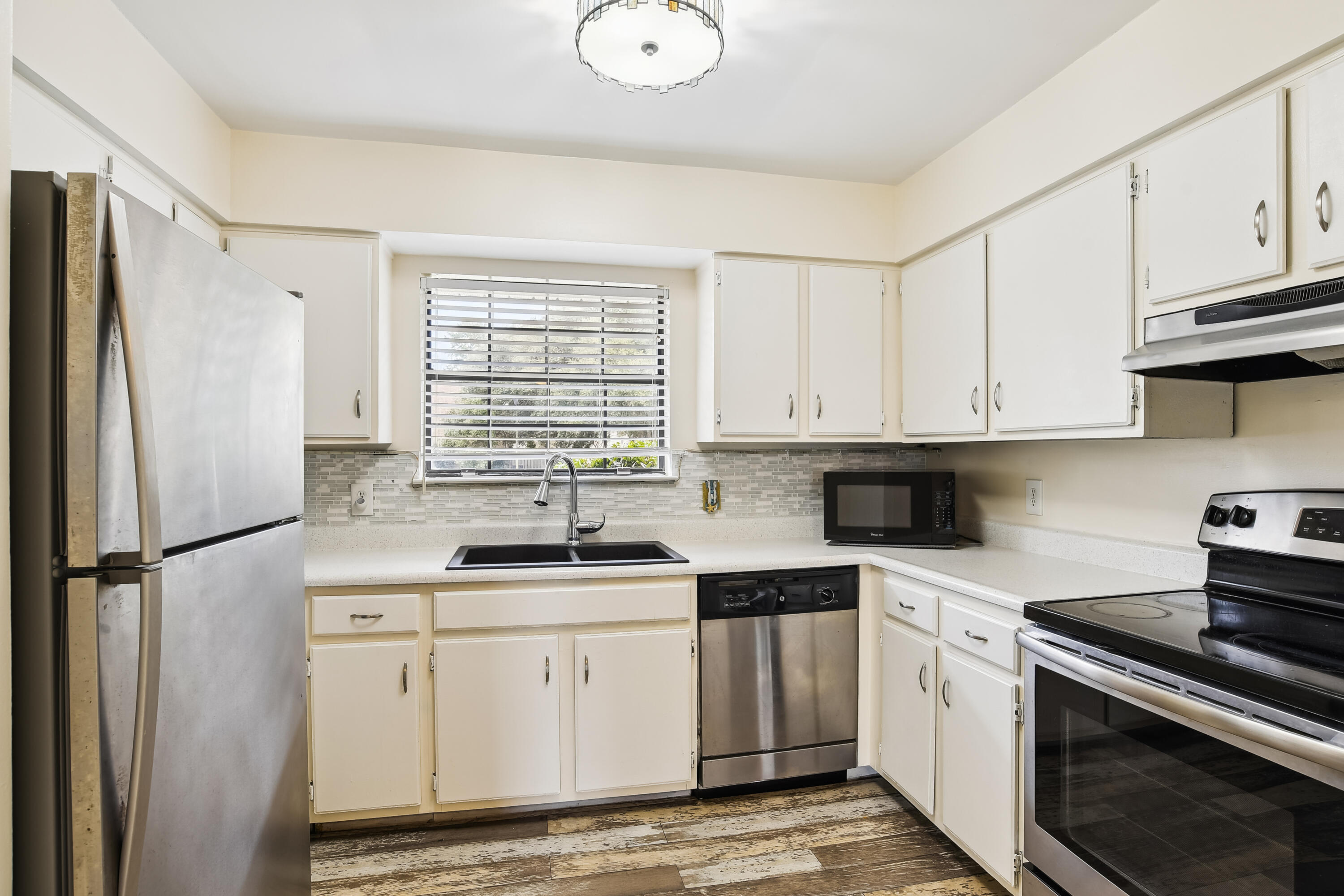 2362 Parsonage Road, Unit 9B Charleston, SC 29414 - Photo 11 of 28 main_level-kitchen-dsc5108