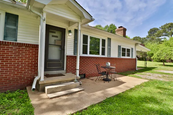 a view of a house with backyard