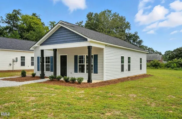a view of a house with a yard