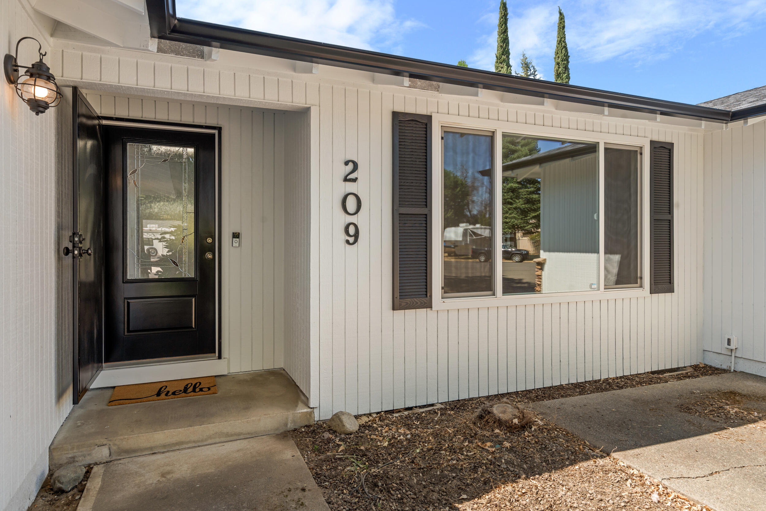 209 Donna Way Central Point, OR 97502 - Photo 3 of 28 Entry