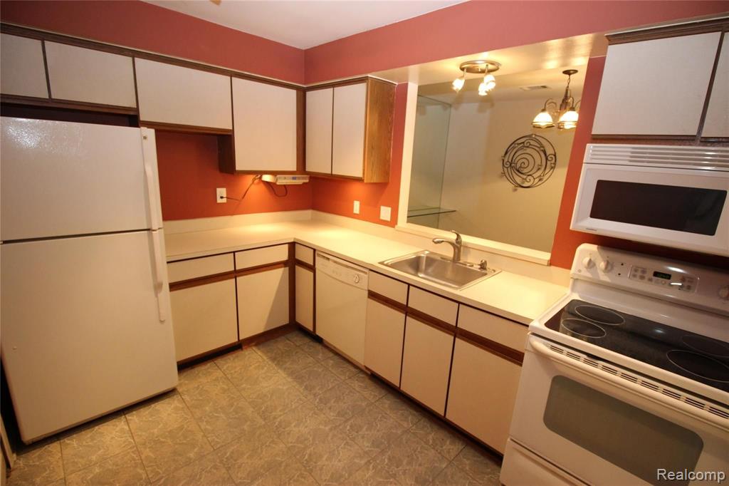 27440 Evergreen Road, Unit 38 Lathrup Village, MI 48076 - Photo 6 of 15