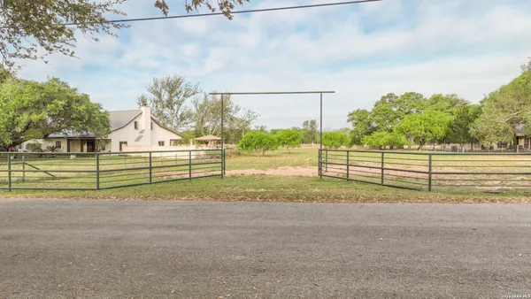 $290,000 | 413 West Malone Drive, Devine, TX 78016