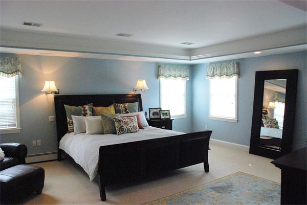 43 River Glen Road Wellesley, MA 02481 - Photo 13 of 20 a bedroom with a bed lamp and a large window