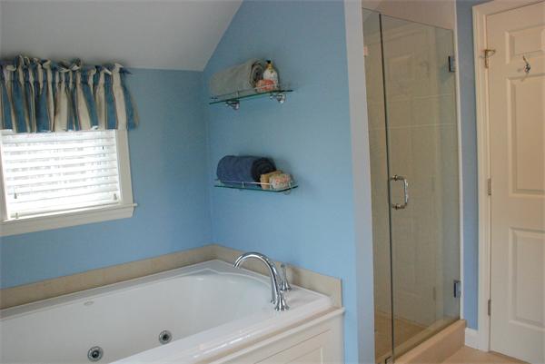 43 River Glen Road Wellesley, MA 02481 - Photo 14 of 20 a bathroom with a bathtub