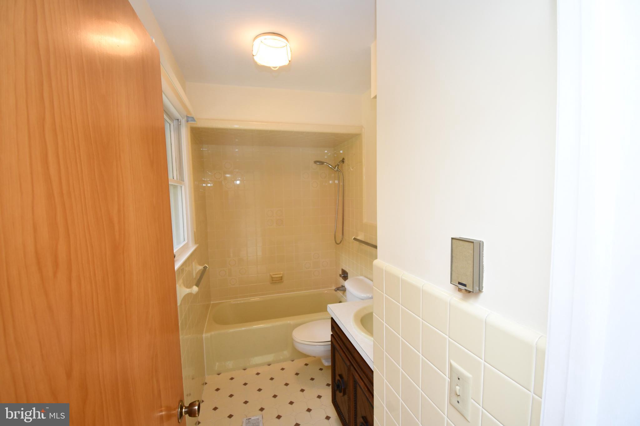 1209 Robin Road Millville, NJ 08332 - Photo 27 of 47 Main bedroom bath