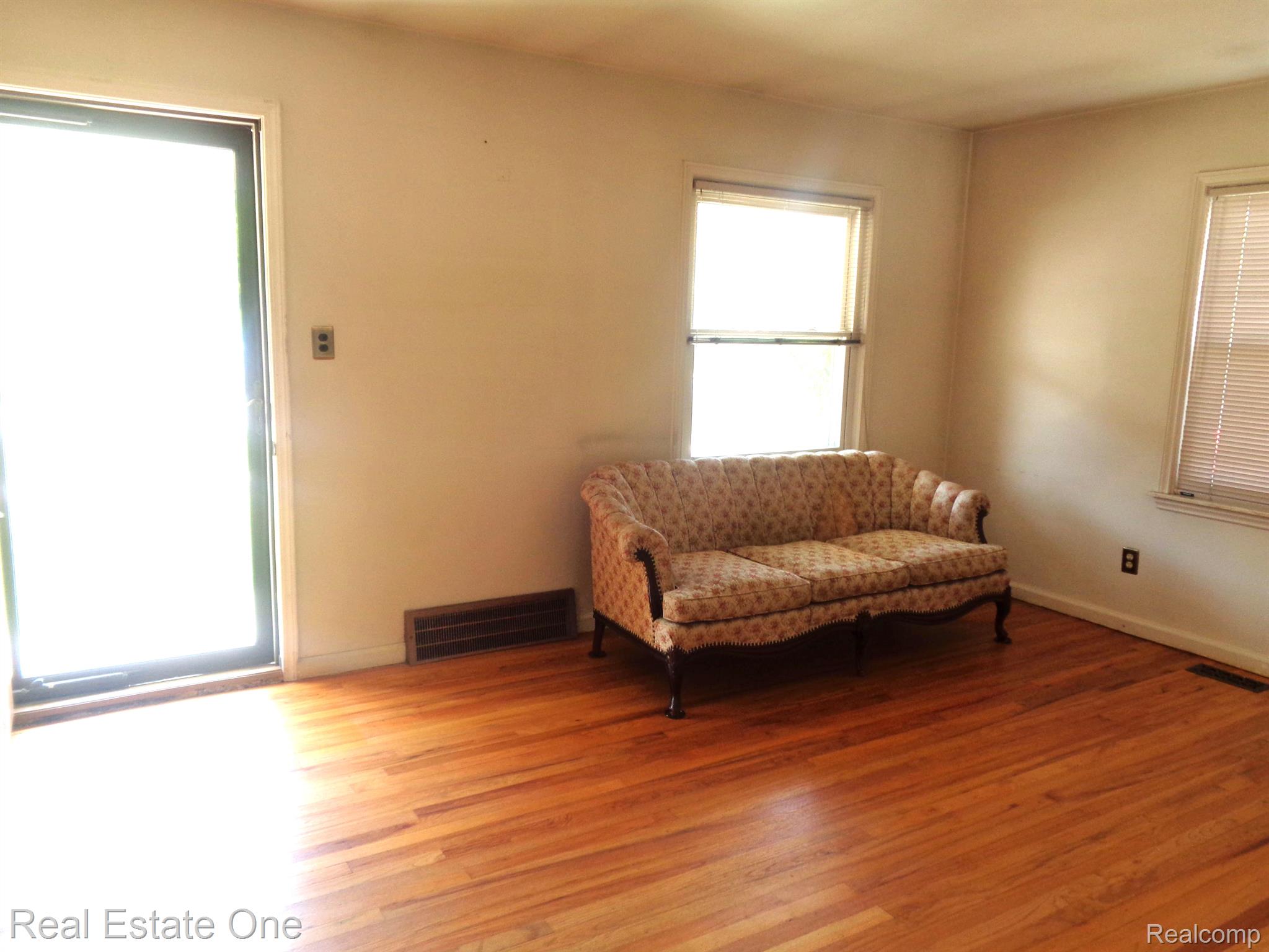 17811 Quarry Road Riverview, MI 48193 - Photo 6 of 12 Living