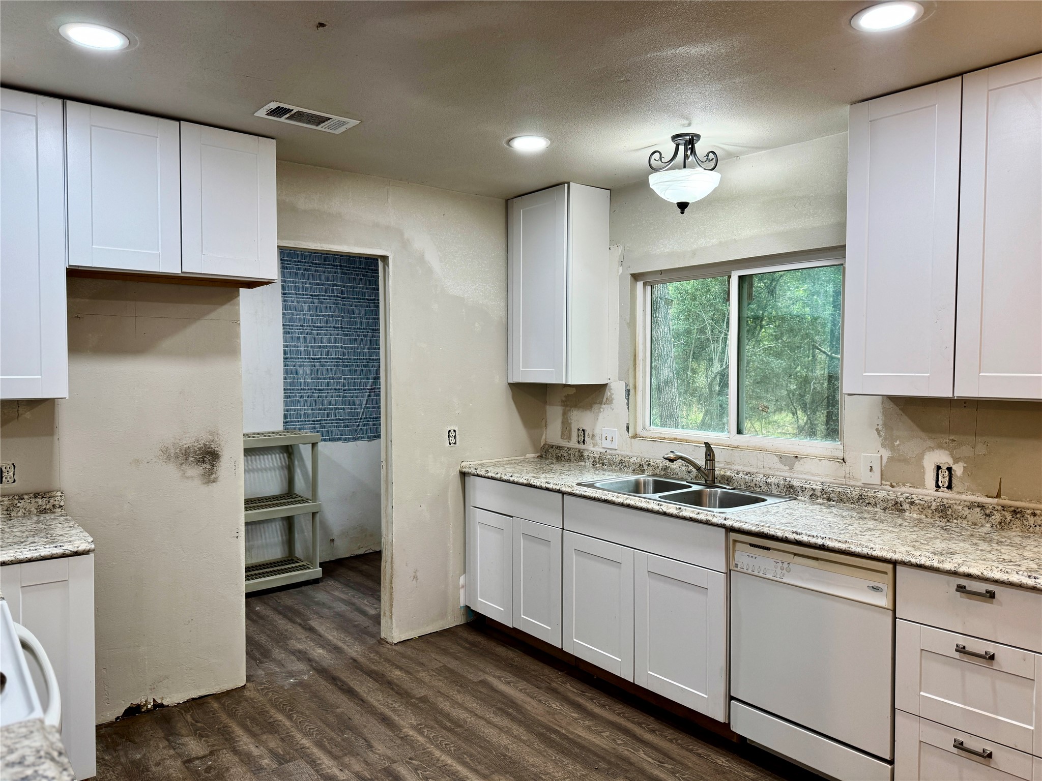 1380 Cardinal Lane Trinity, TX 75862 - Photo 3 of 28 Light fixtures are updated too. This home could be ready to go in NO time and it is priced right for doing ir!