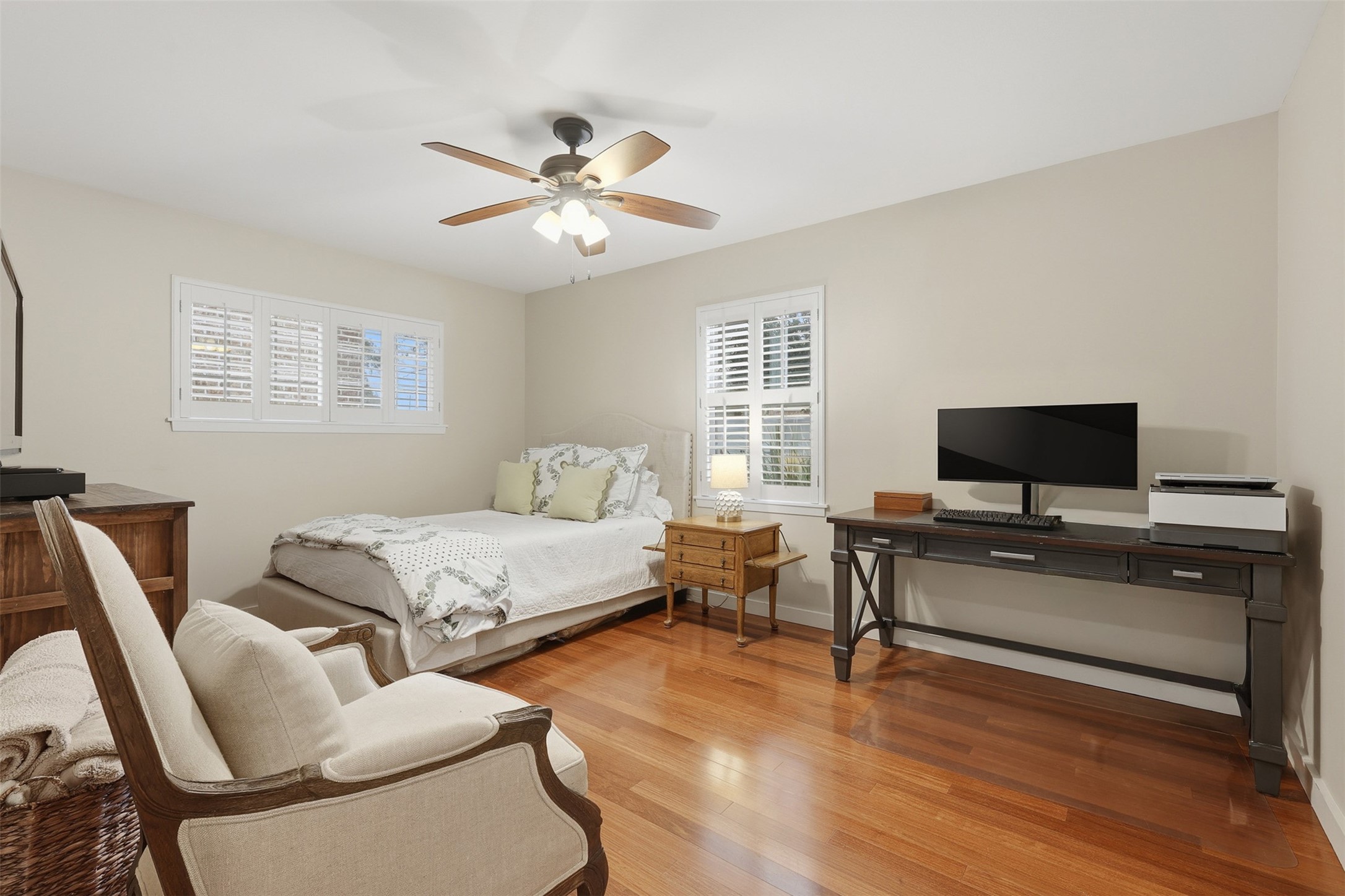 6236 Locke Lane Houston, TX 77057 - Photo 17 of 35 Secondary bedroom located at the front of the home is generously sized. It currently includes a queen bed and a desk!