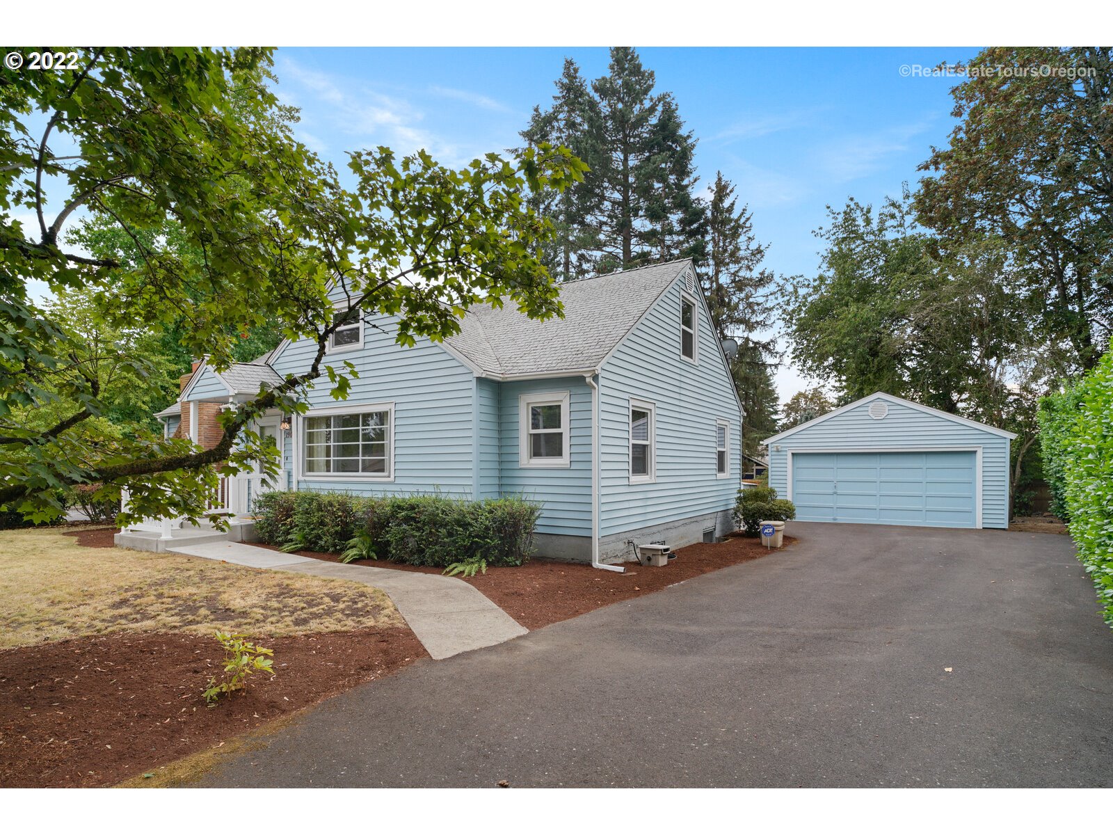 1908 Southeast River Road Hillsboro, OR 97123 - Photo 3 of 28 Gallery Image 3