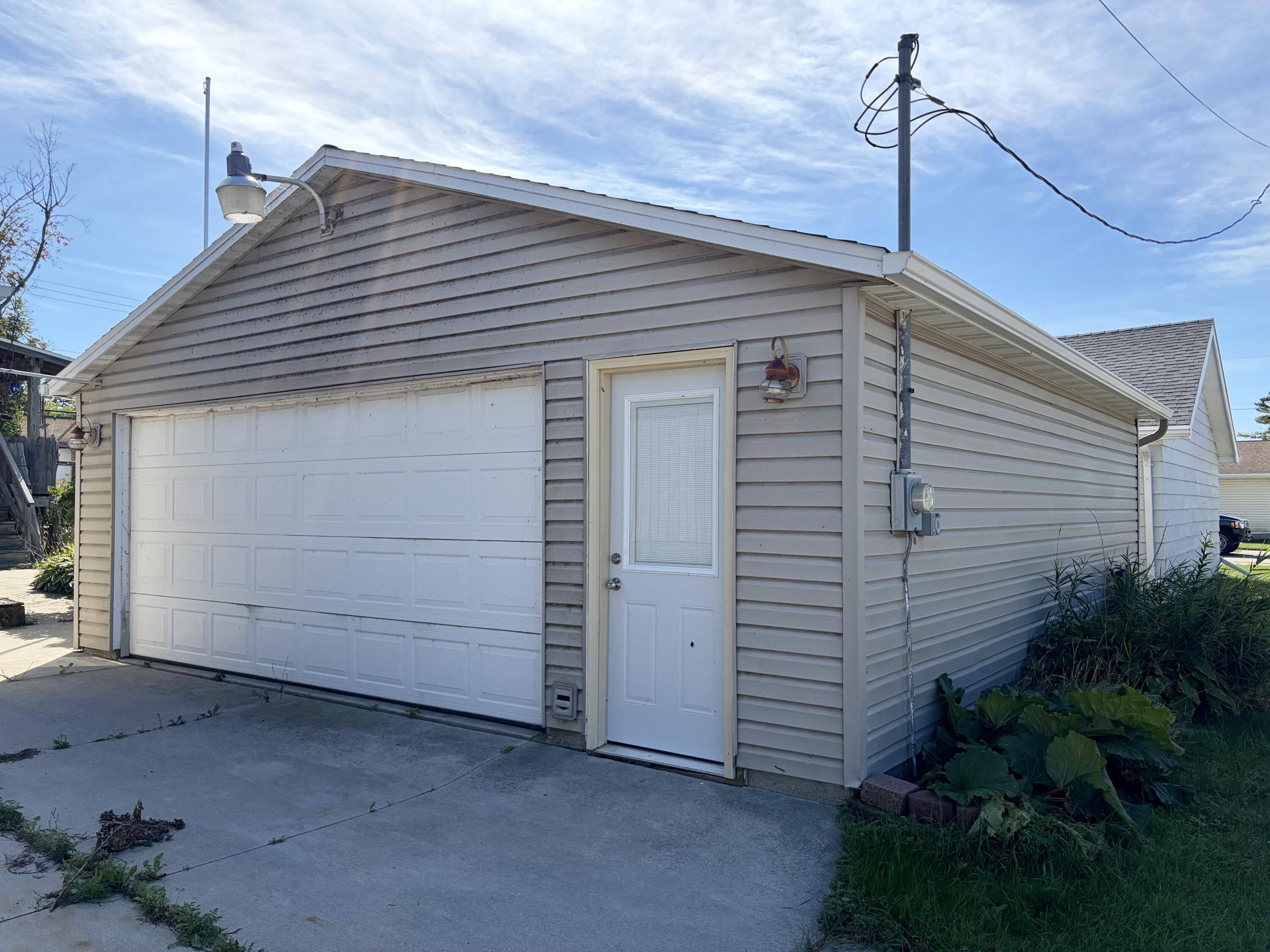 2018 Jackson Street Two Rivers, WI 54241 - Photo 2 of 27 Shop