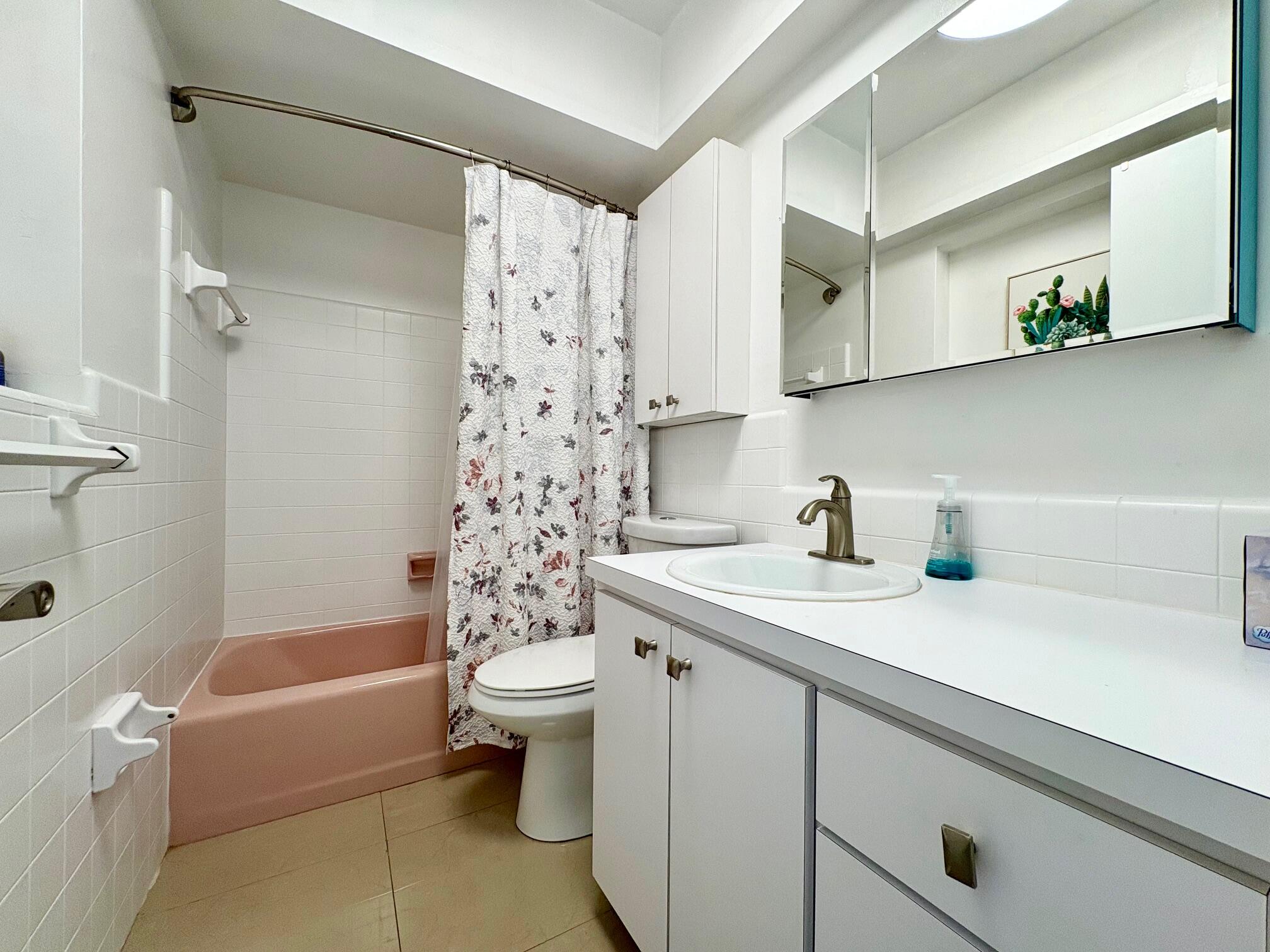 999 Southeast 6th Terrace Pompano Beach, FL 33060 - Photo 13 of 25 a bathroom with a sink a toilet and a bathtub