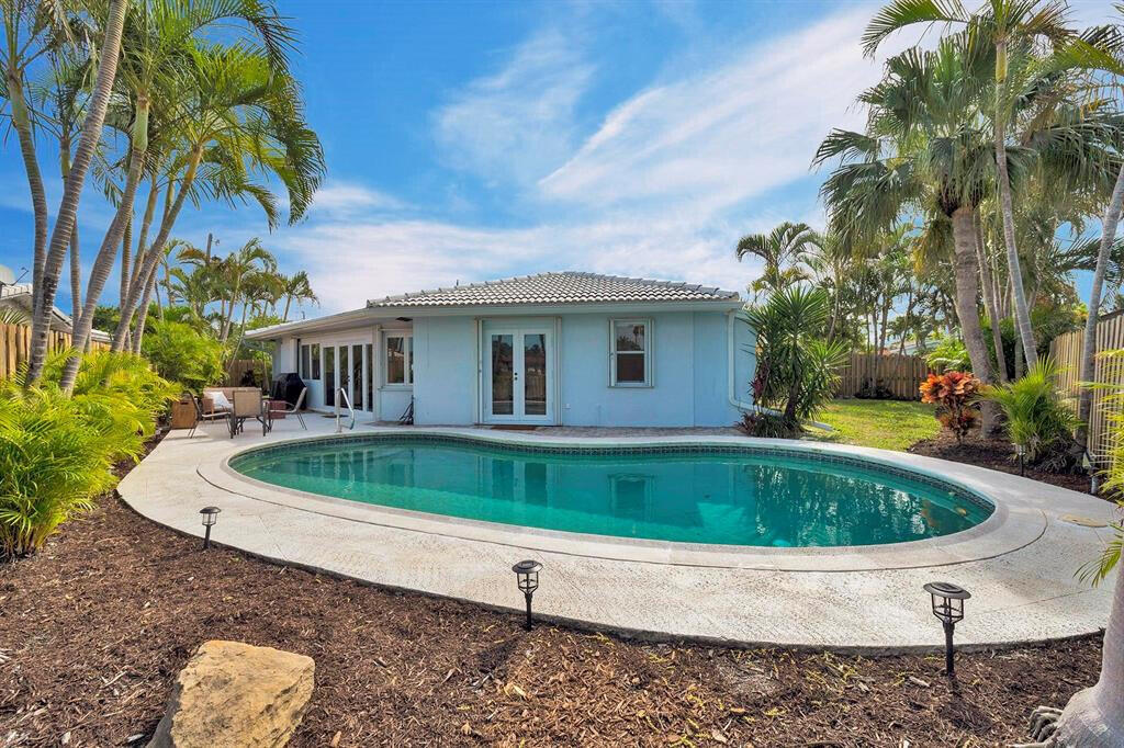 999 Southeast 6th Terrace Pompano Beach, FL 33060 - Photo 19 of 25 a view of outdoor space and yard