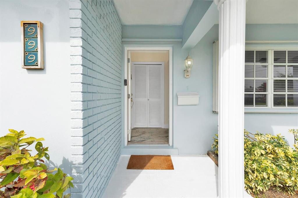 999 Southeast 6th Terrace Pompano Beach, FL 33060 - Photo 5 of 25 a bathroom with a bathtub and shower