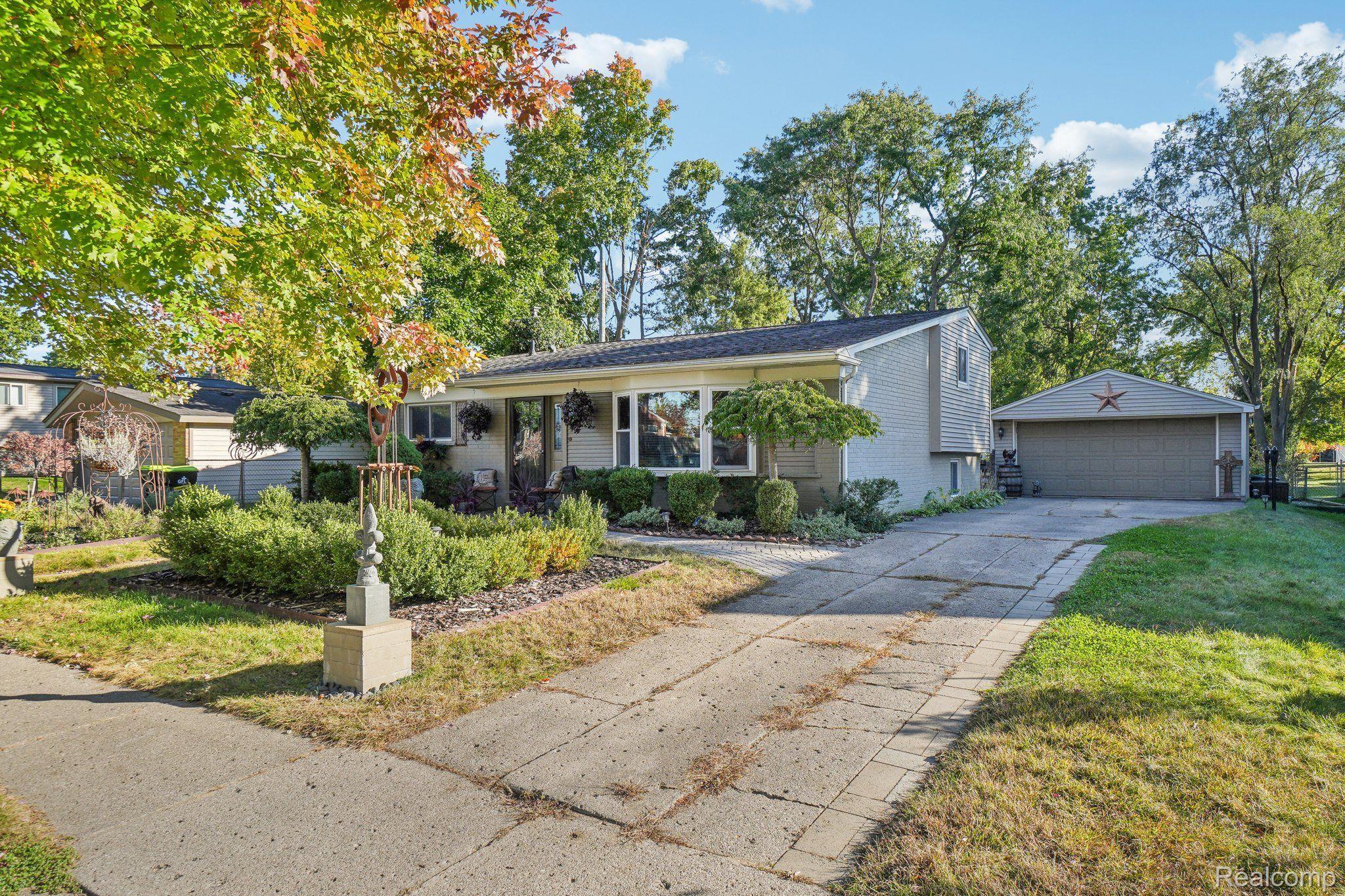 233 North Hill Circle Rochester, MI 48307 - Photo 2 of 43 Gallery Image 2