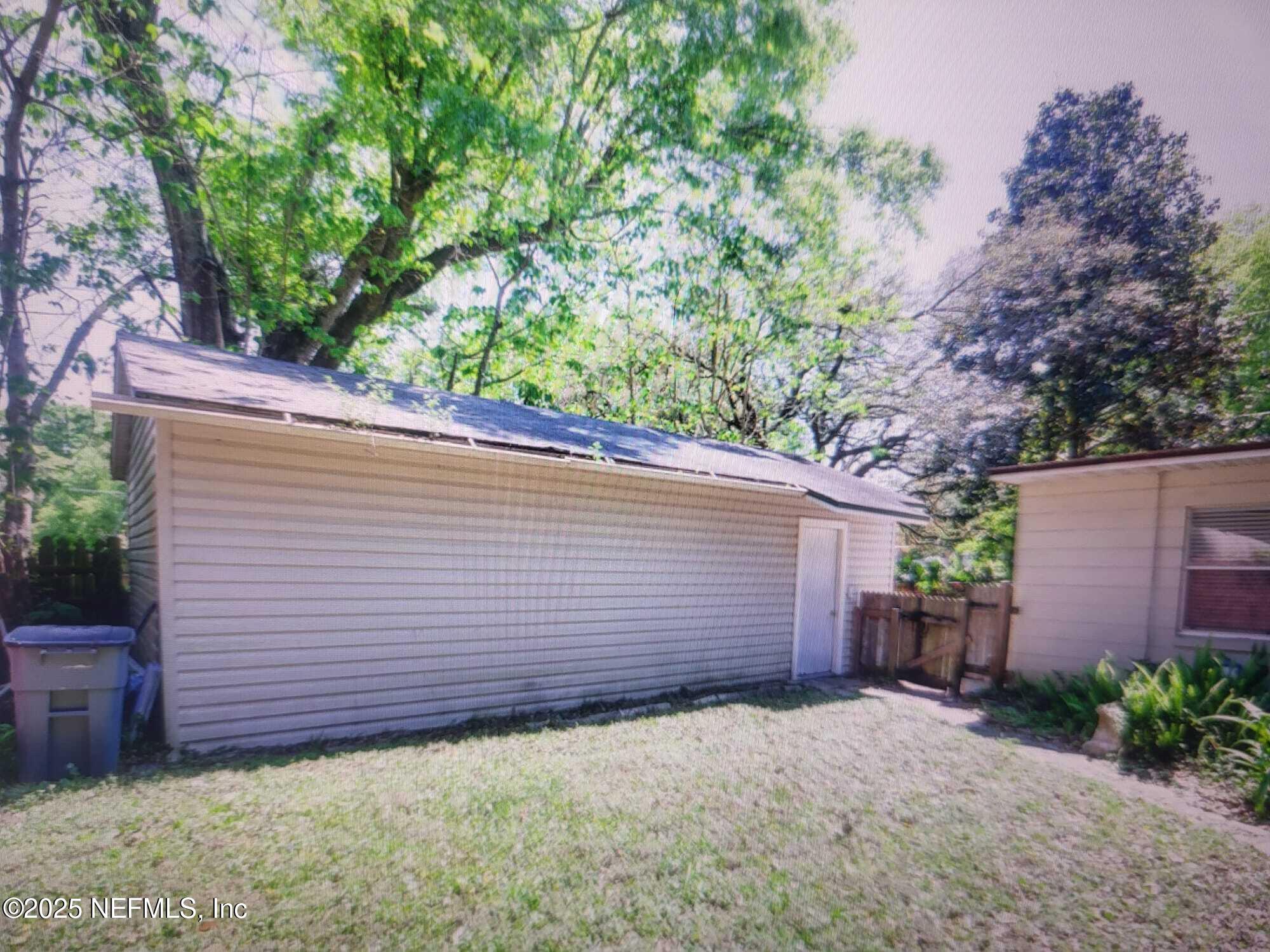 6785 Ector Road Jacksonville, FL 32211 - Photo 3 of 4 a backyard of a house