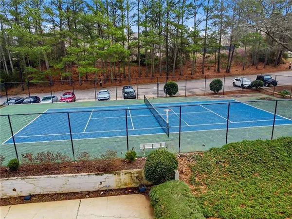 a view of a backyard