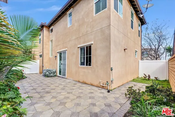a view of a house with backyard and garden