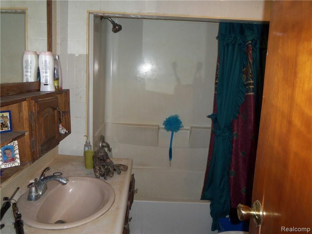 2014 Castle Road North Branch, MI 48461 - Photo 8 of 24 005.jpg
