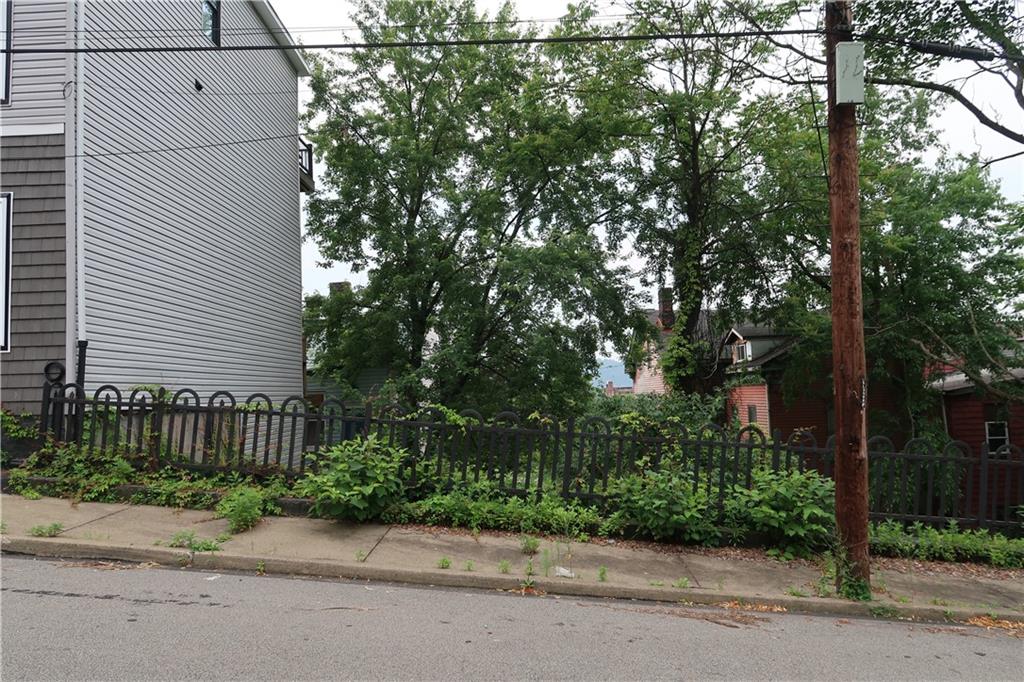 1310 Stranmore Street Pittsburgh, PA 15212 - Photo 9 of 12