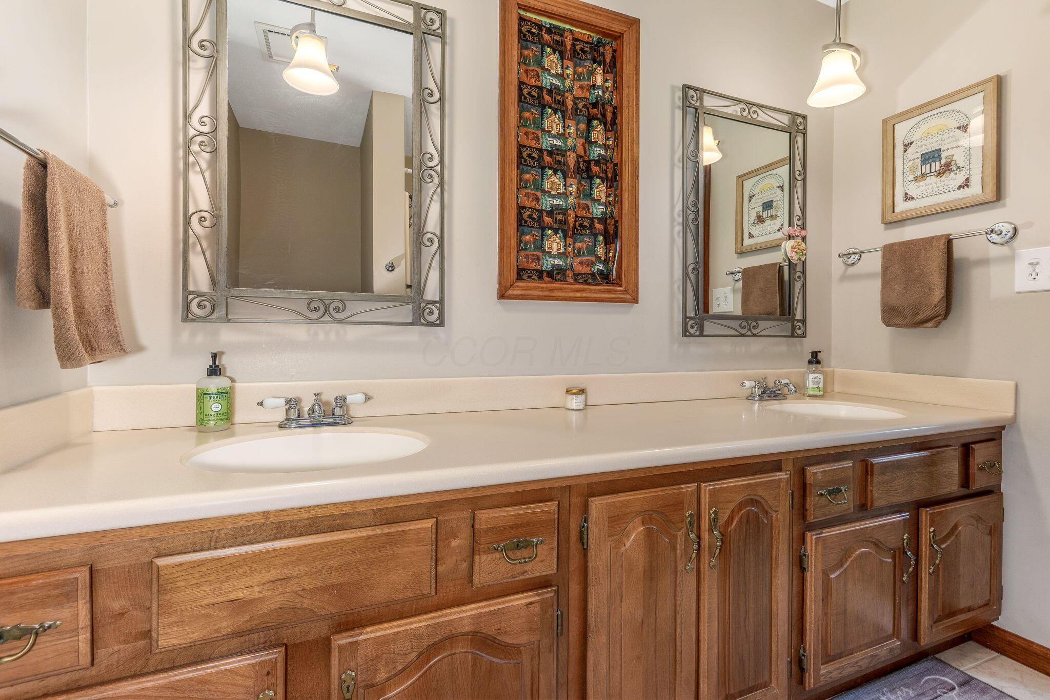 1030 Rhoda Lane Northeast Lancaster, OH 43130 - Photo 25 of 61 double sinks