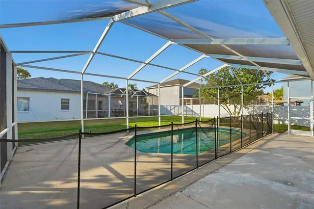 a view of a backyard