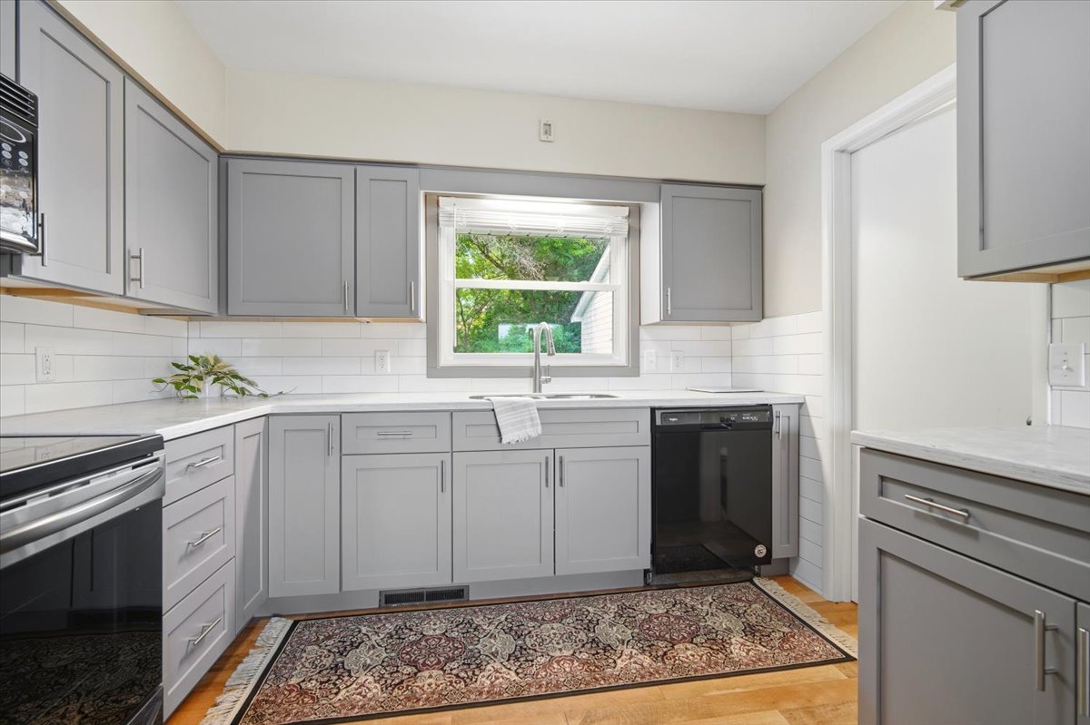 203 Highview Drive Eureka, IL 61530 - Photo 11 of 49 a kitchen with a sink stove and cabinets